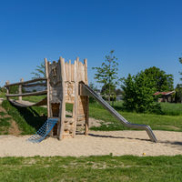 Bild vergrern: Spielturm mit Hngebrcke, Kletternetz und Rutsche, 2017 neu errichtet