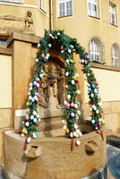 Bild vergrößern: Osterbrunnen vor dem Rathaus
